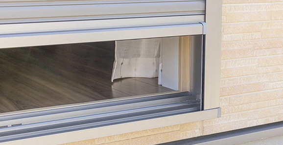 Roller shutters with plastic armor